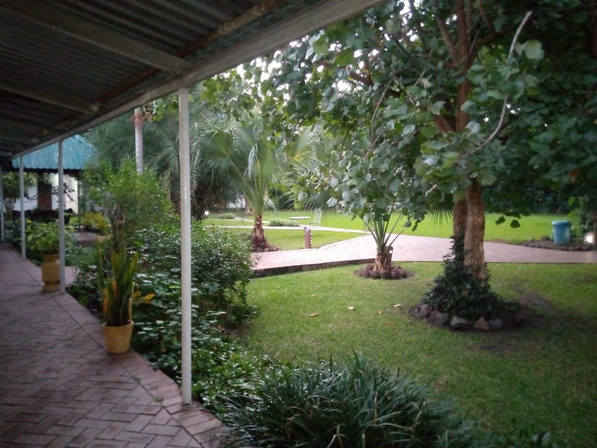 Fawlty Towers Accommodation & Activities Livingstone Buitenkant foto