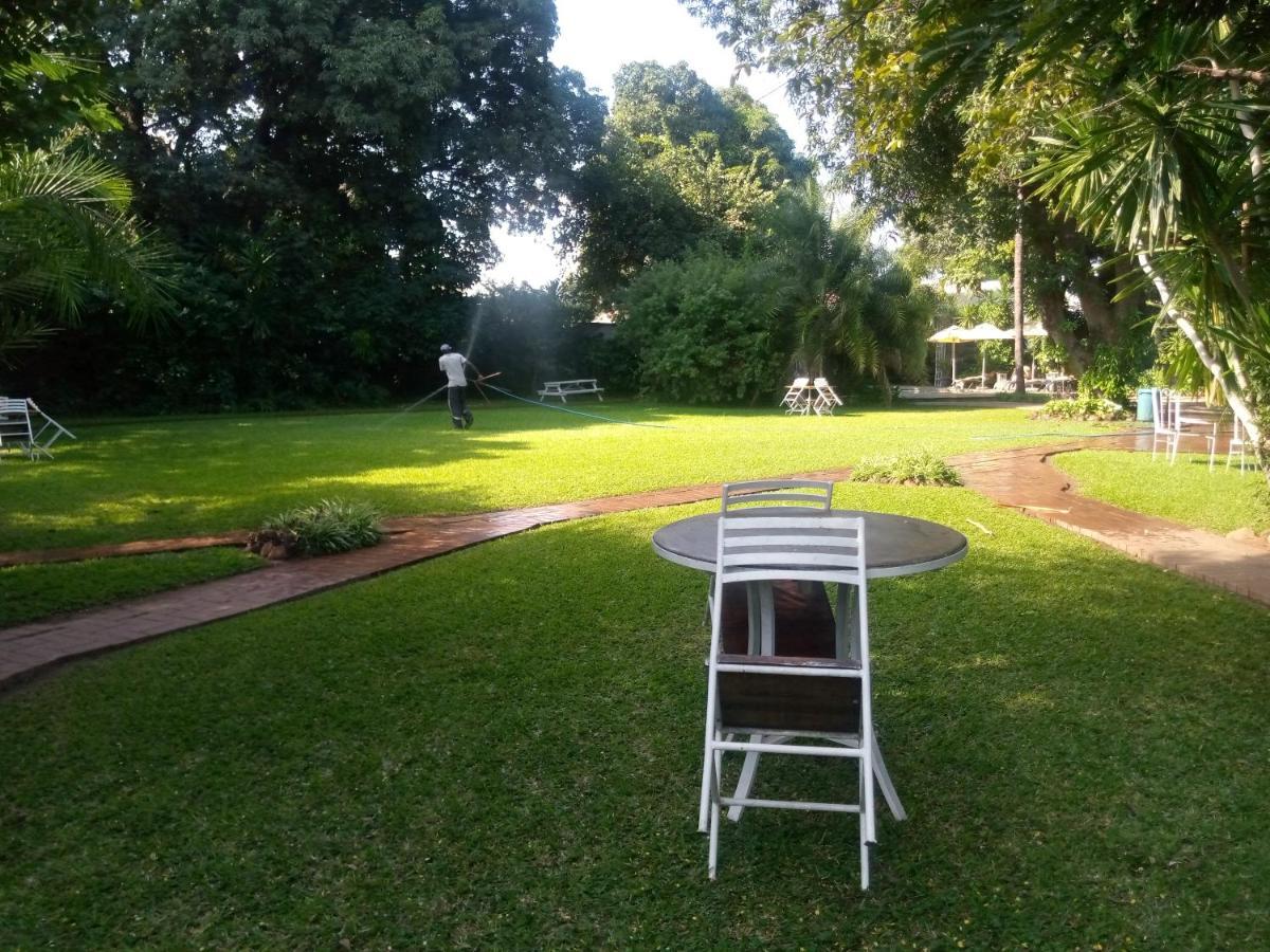 Fawlty Towers Accommodation & Activities Livingstone Buitenkant foto