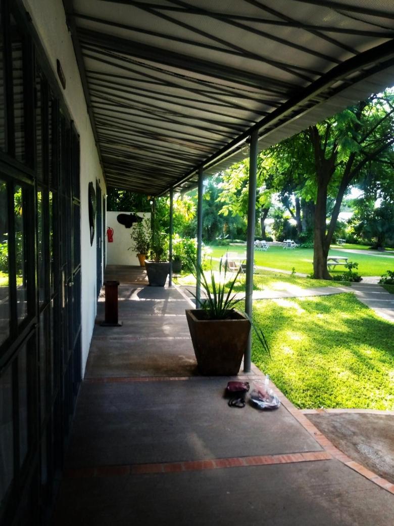 Fawlty Towers Accommodation & Activities Livingstone Buitenkant foto